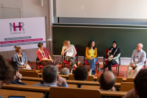 At the panel discussion "Women in HPC: Empowering future careers” Ayesha Afzal, scientist of the NHR@FAU team, discussed with other scientists about existing challenges in male-dominated working environments. (Image: Jürgen Aloisius Morgenroth)