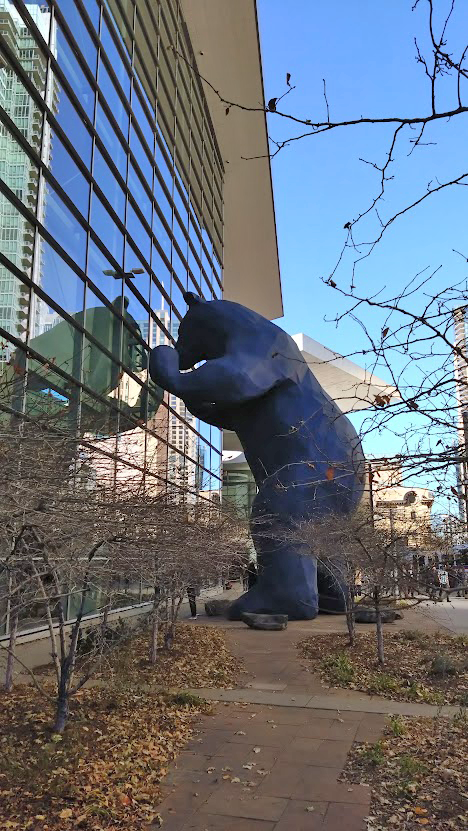 Supercomputing 2023, statue of a bear