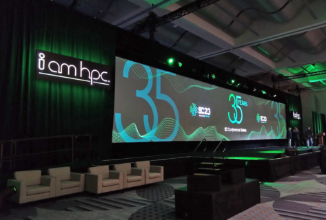 "I am HPC," the SC23 motto, and the big screen where keynotes and invited talks took place.