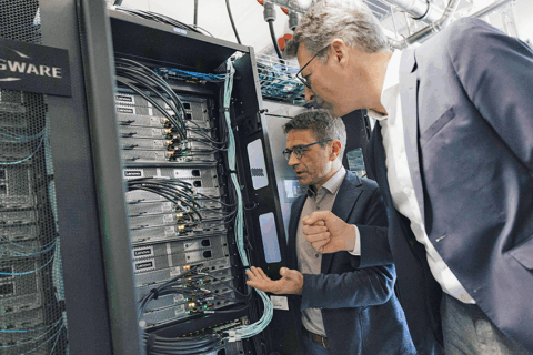 Director Prof. Wellein explains the supercomputer to Science Minister Blume (Image: Giulia Iannicelli, FAU)