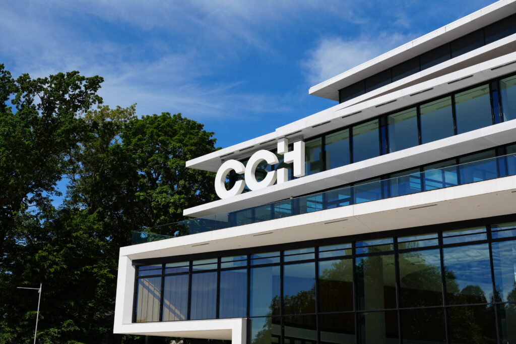 A Close-up of the front of the CCH conference building in Hamburg with blue skies in the background. Image: J. Carl (NHR@FAU)